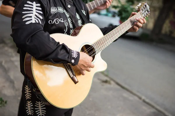 Un hombre toca la guitarra — Foto de Stock