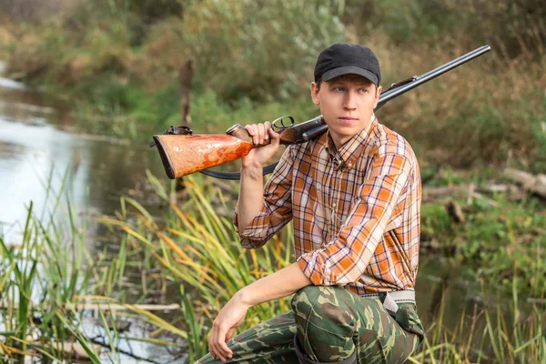 Young man with rifle — Stock Photo, Image