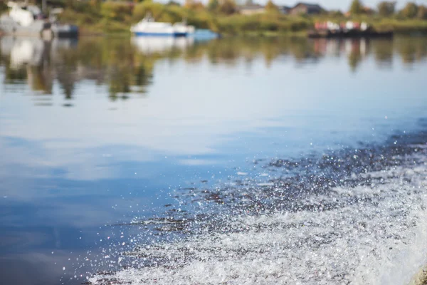 Fluss-Oberfläche mit Wellen — Stockfoto