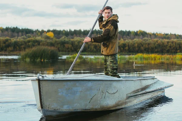 Jovem pescador em barco — Fotografia de Stock