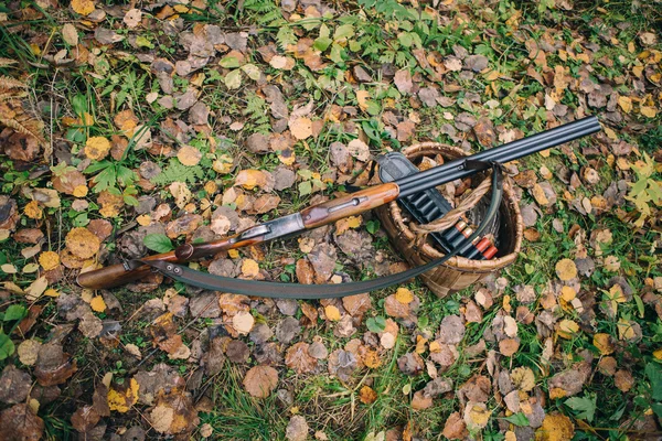 Munitions dans panier en bois — Photo