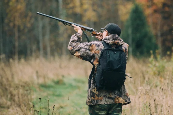 Ung man med gevär — Stockfoto