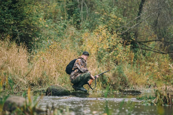 Ung jägare med gevär — Stockfoto