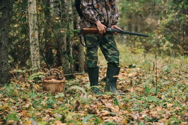 Jägare står i skogen — Stockfoto