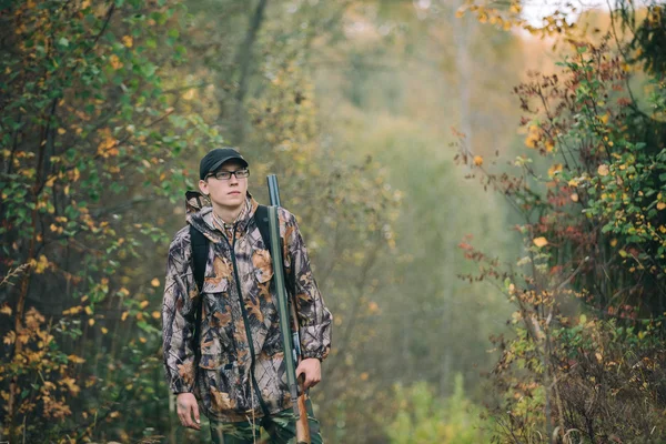 Hunter in piedi nella foresta — Foto Stock