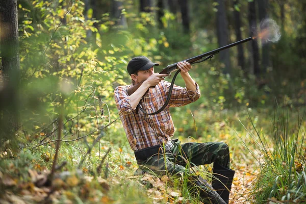 Hunter tiro na floresta — Fotografia de Stock