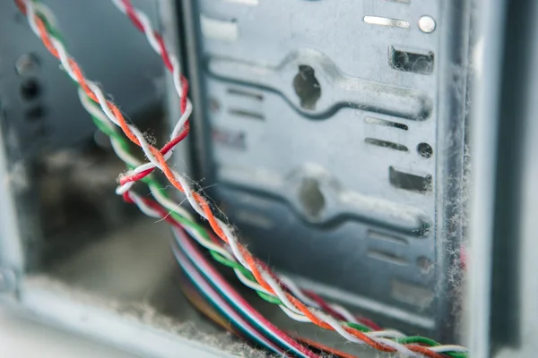 ほこりのコンピューターのワイヤ — ストック写真