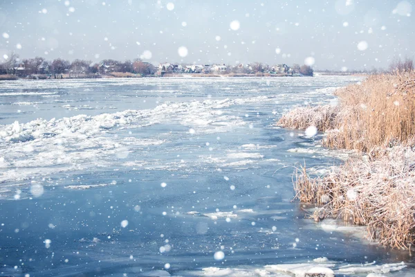 川に浮かぶ氷 — ストック写真