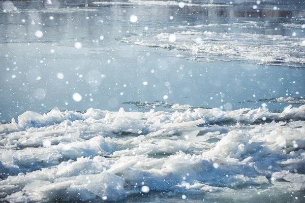 Eis schwimmt auf Fluss — Stockfoto