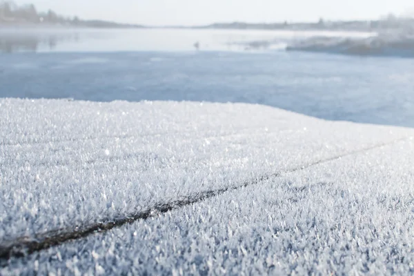 Zima na tle, zamarznięta rzeka — Zdjęcie stockowe