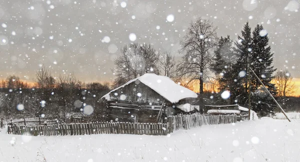 Drewniany dom zimą — Zdjęcie stockowe