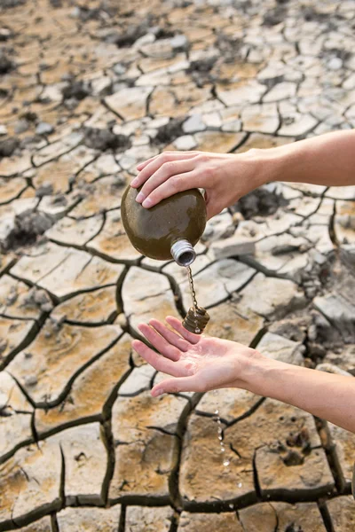 Hombre con frasco en el desierto — Foto de Stock