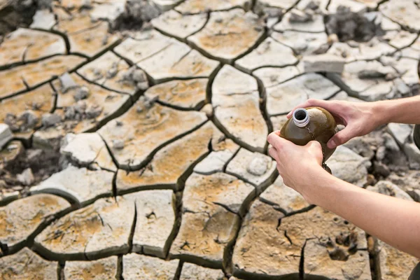 Hombre con frasco en el desierto — Foto de Stock