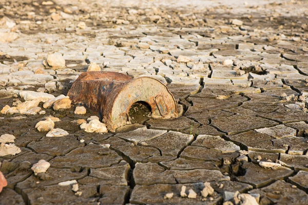 Oude roestige jerrycan — Stockfoto