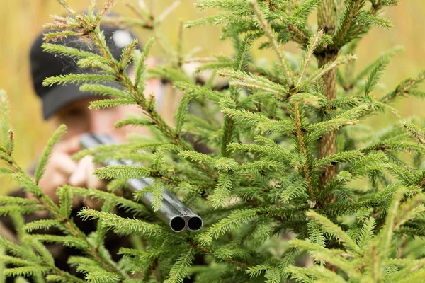 Mannelijke jager in het bos — Stockfoto