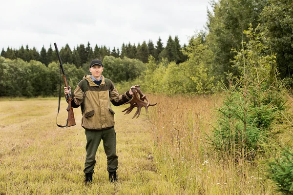 Hunter muž, který držel losí parohy — Stock fotografie
