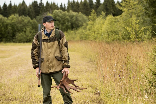 Hunter muž, který držel losí parohy — Stock fotografie
