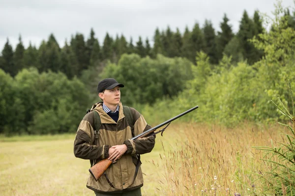 Manliga jägaren i skogen — Stockfoto