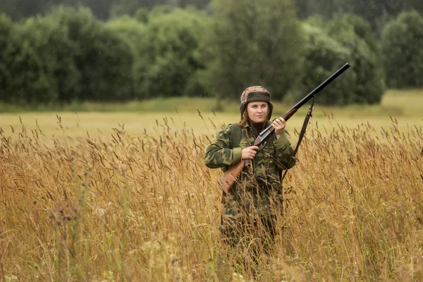 Kvinnan jägaren i skogen — Stockfoto