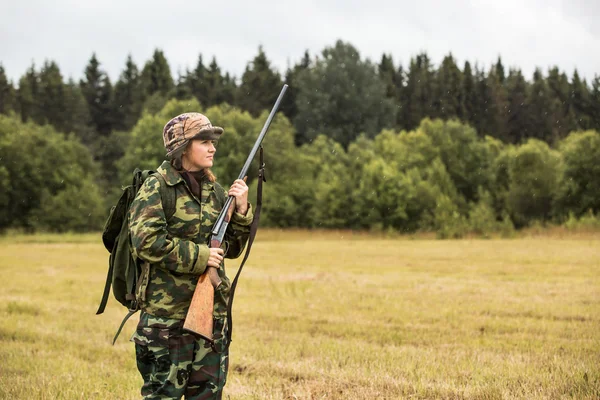 Woman hunter in forest — Stock Photo, Image
