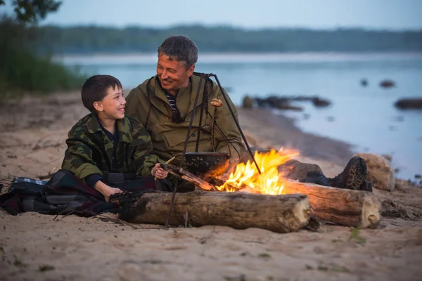 Père et fils sur le camping — Photo