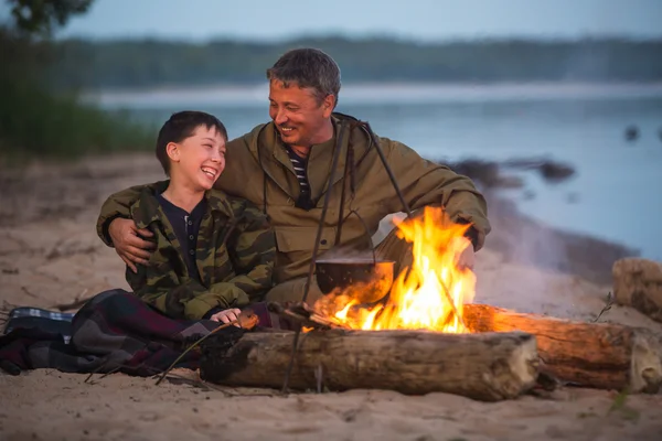 Ojciec i syn na camping — Zdjęcie stockowe