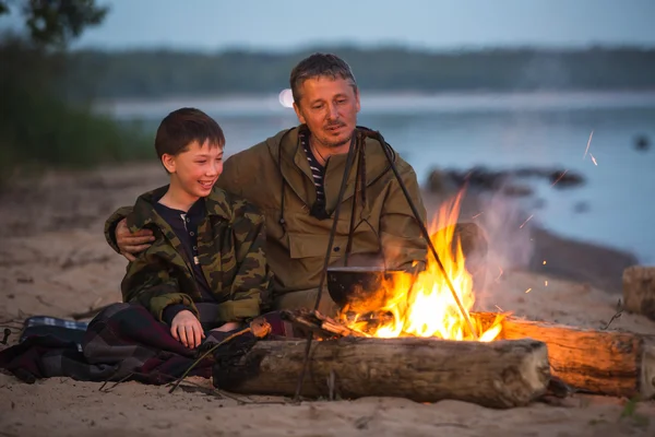 Vader en zoon op camping — Stockfoto
