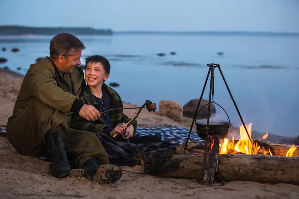 Père et fils sur le camping — Photo