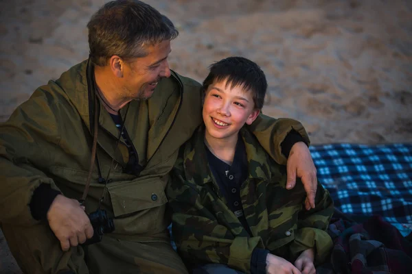 Far och son på camping — Stockfoto