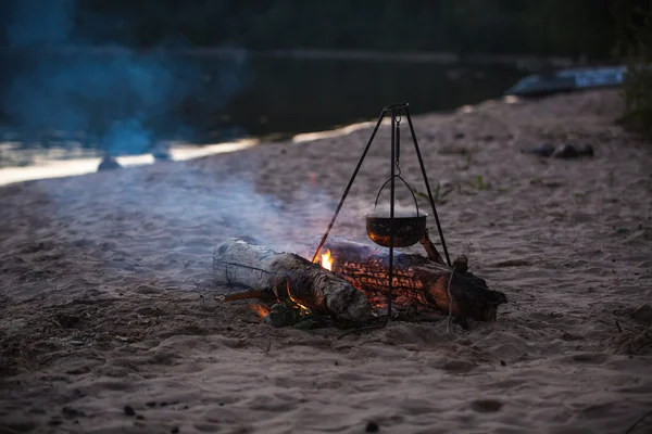 Приготовление ужина на огне — стоковое фото