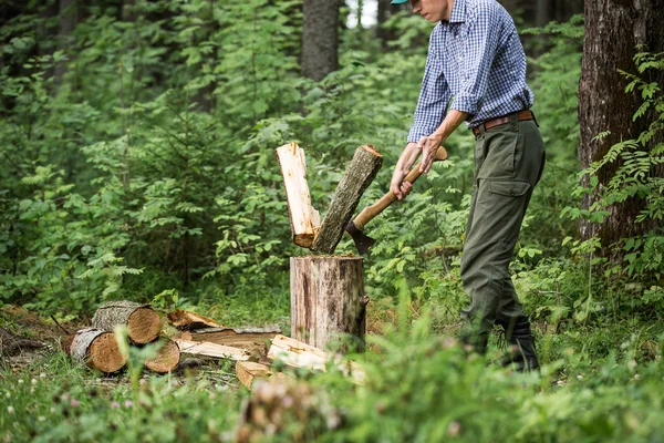 Homme coupant du bois — Photo