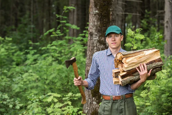 Man met gehakte hout — Stockfoto