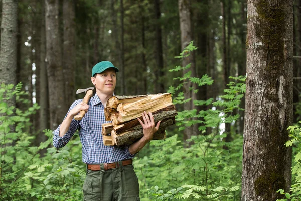 Man met gehakte hout — Stockfoto