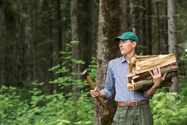 Hombre sosteniendo madera picada — Foto de Stock