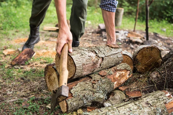 Man chopping wood — Stock Photo, Image