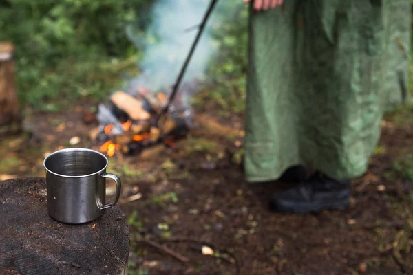 Man värmer sig vid elden — Stockfoto