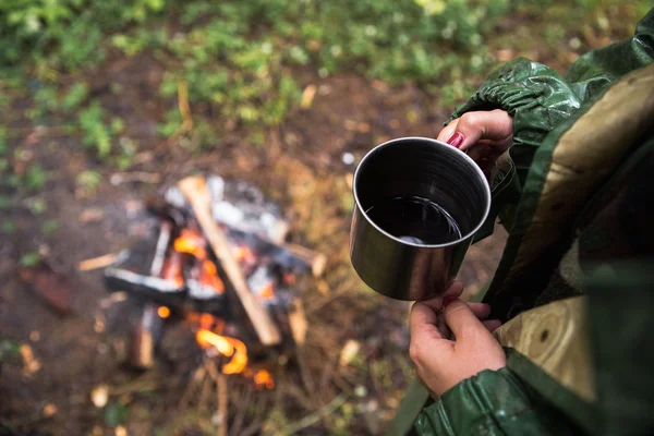 Kvinna värmer sig vid elden — Stockfoto