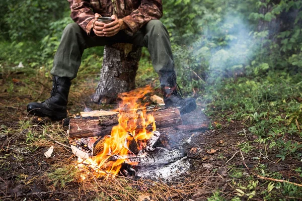 L'homme se réchauffe par le feu — Photo