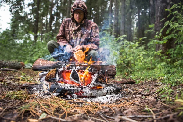 Hombre roating pan en el fuego —  Fotos de Stock