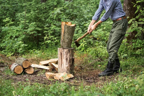 Mann hackt Holz — Stockfoto