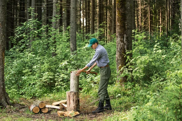 Mann hackt Holz — Stockfoto