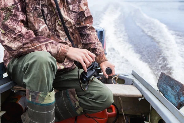 Homem controla o barco a motor — Fotografia de Stock