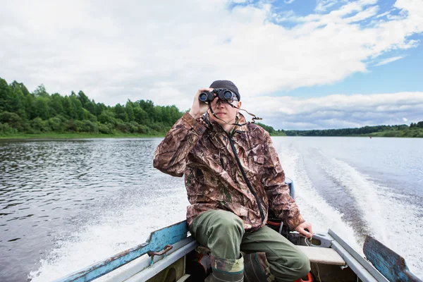 Hombre controla el barco a motor — Foto de Stock