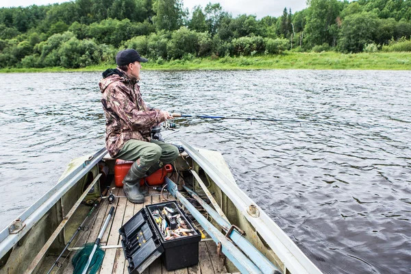Mannelijke visser in boot — Stockfoto