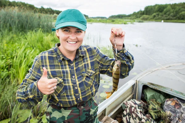 Счастливая женщина-рыбак — стоковое фото