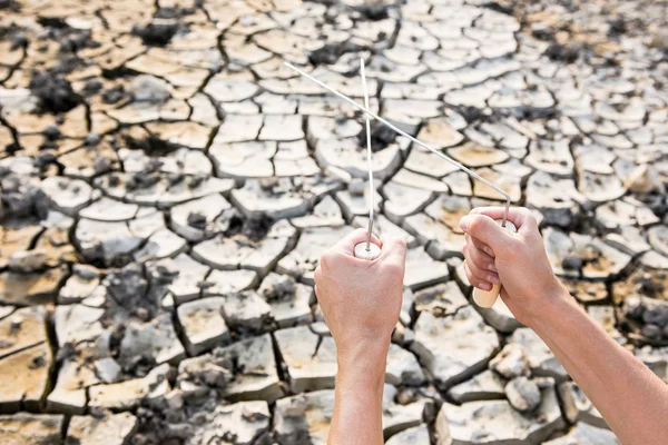 Man op zoek naar water — Stockfoto