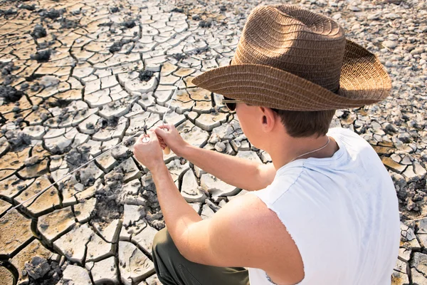 Man zoekt naar water — Stockfoto