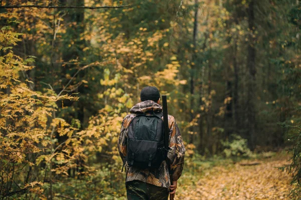 Mann jagt im Wald — Stockfoto