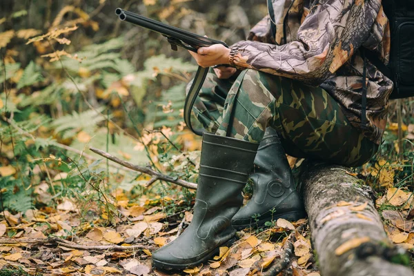 Man jägare i skogen — Stockfoto