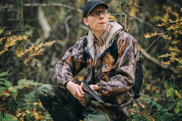 Muž lovec v lese — Stock fotografie